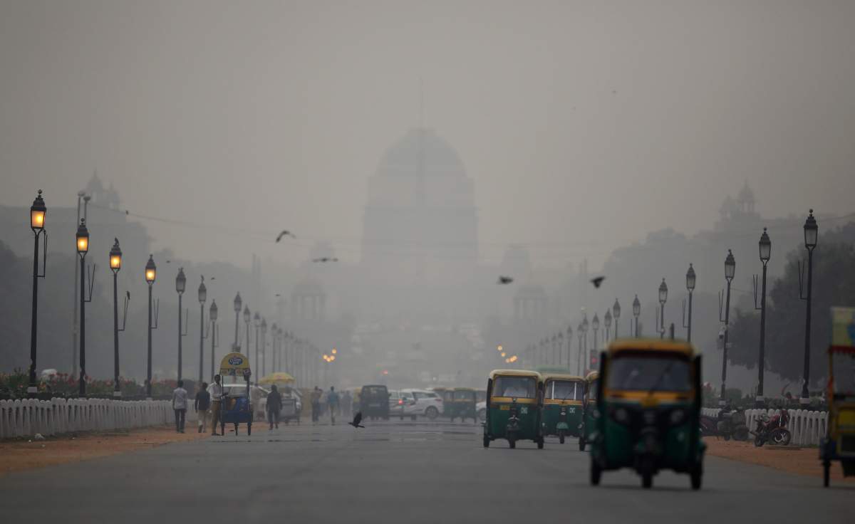 India’s Rashtrapati Bhawan, or the Presidential Palace is partly visible due to smog as traffic plies on Rajapth, the ceremonial boulevard in New Delhi, India, Thursday, Nov. 1, 2018.