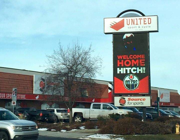 Edmonton’s United Sport and Cycle shows “Welcome home Hitch!” sign as the Oilers announced Tuesday, Nov. 20 Ken Hitchcock will replace Todd McLellan as head coach of the team.