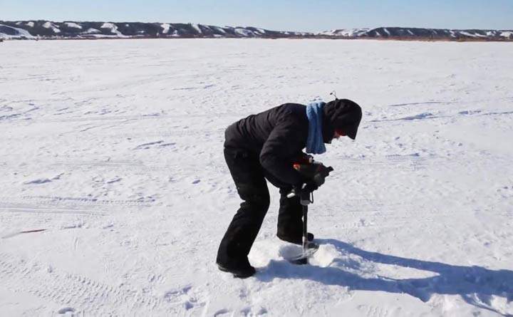 The Saskatchewan Ministry of Environment is reminding people to check for safe ice before venturing out for ice fishing or other winter activities.