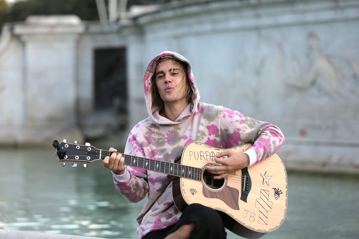 Justin Bieber stops at the Buckingham Palace fountain to play a couple of songs on Sept. 18, 2018, in London, England.