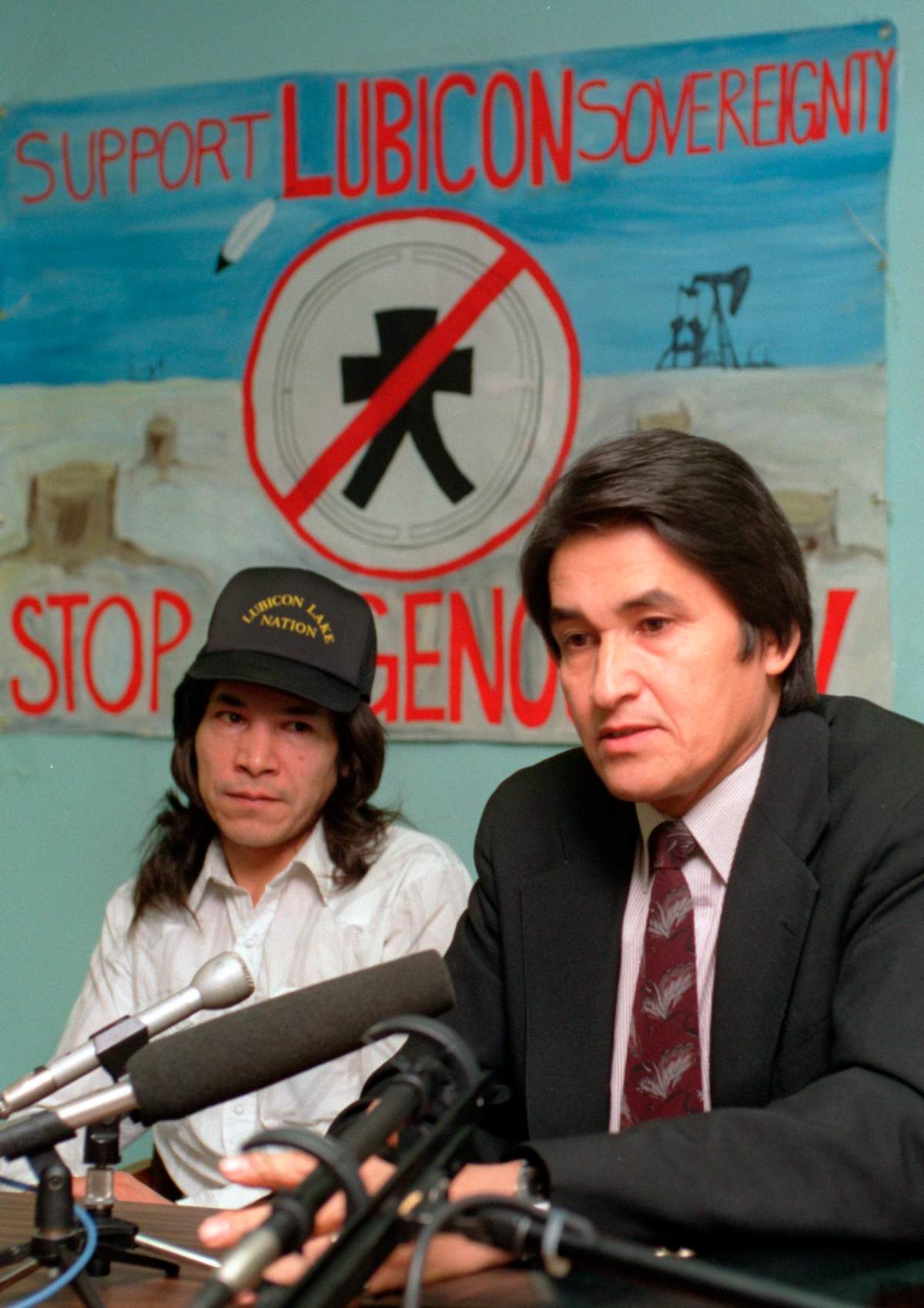 Lubicon Chief Bernard Ominayak, left, and Assembly of First Nations Chief Ovid Mercredi hold a news conference in Ottawa on Nov. 28, 1991.