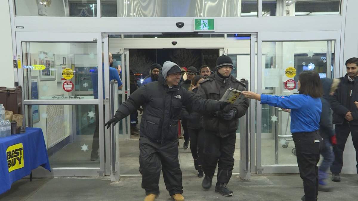 Nearly 100 shoppers lined up outside Best Buy for Boxing Day shopping.