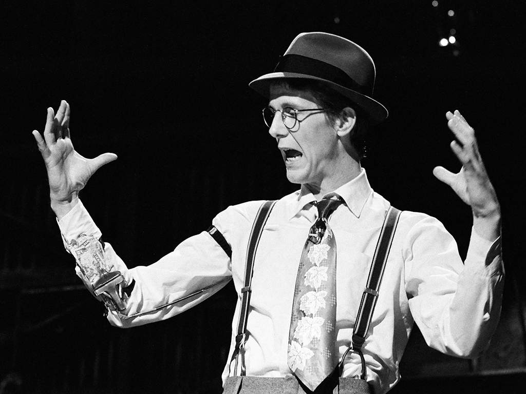 Harry Anderson performs on ‘SNL’ on Oct. 17, 1981.