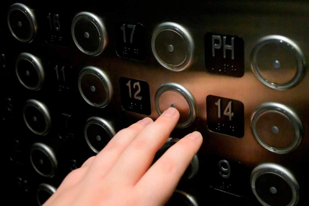 Large elevator companies are continually thumbing their noses at Ontario's largely impotent safety authority, the province's auditor-general has found.