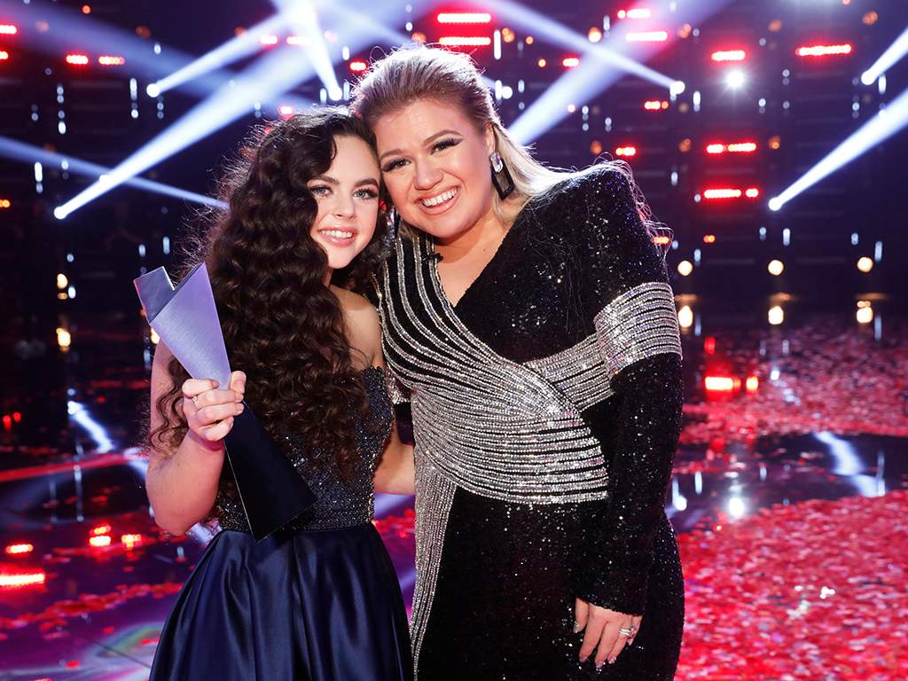 (L-R) Chevel Shepherd and Kelly Clarkson during ‘The Voice’ season 15 finale on Dec. 18, 2018.