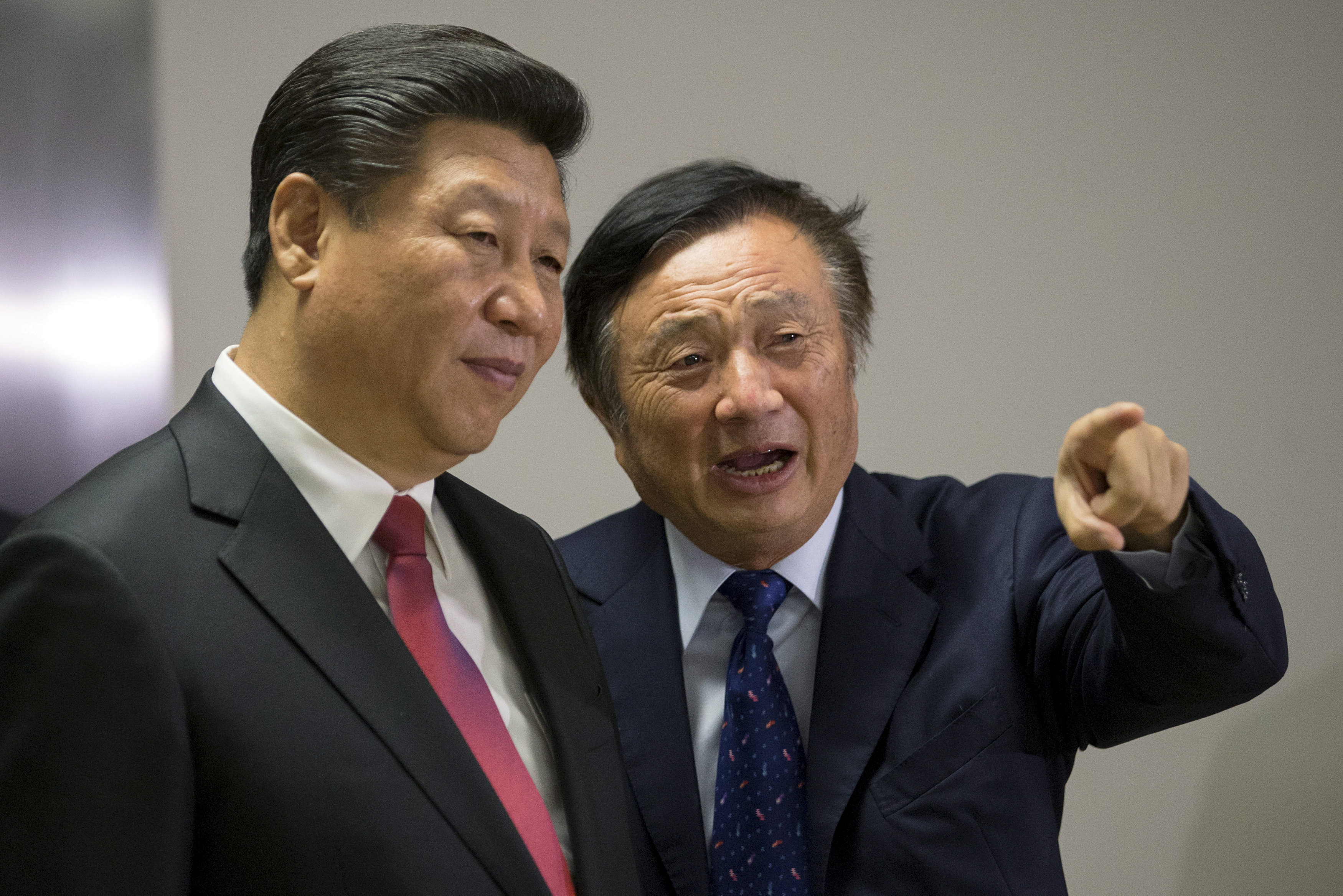 Chinese President Xi Jinping (L) pauses as he is shown around the offices of Huawei Technologies Co. Ltd. by Ren Zhengfei, president of Huawei, in London, Britain Oct. 21, 2015.