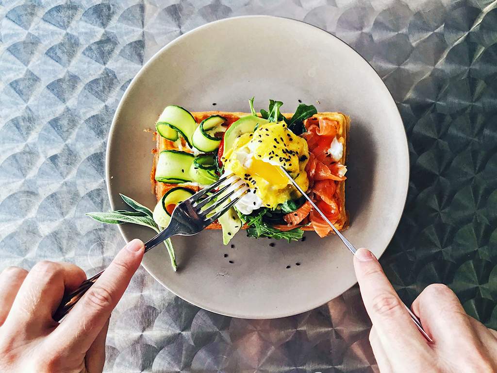 New research says that  eating breakfast may not be the best strategy for weight loss.