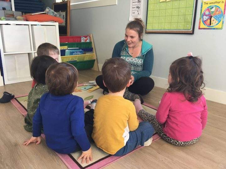 Private daycare associations are calling on the Quebec government to prioritize the vaccination of their staff and warn parents of the risk of service breakdown.
