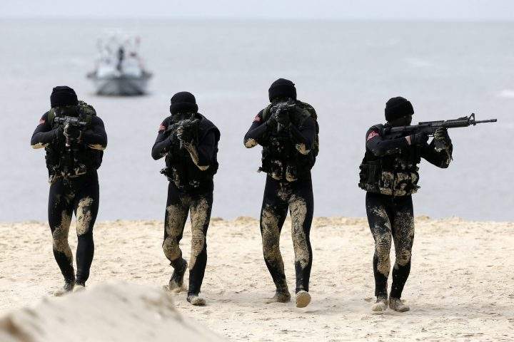 Taiwan Army ‘frogmen’ Marine maneuver during a military drill in Kinmen county, Taiwan’s offshore island, 26 January 2016.