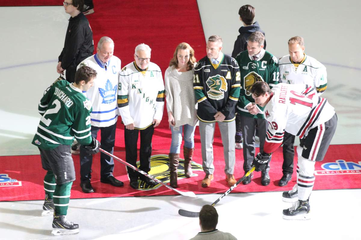 London, Ont. – Walt McKechnie, Dennis Maruk, Tim Taylor, Chris Taylor and Rob Schremp drop the puck in a ceremonial faceoff after being honoured as inductees in the Don Brankley London Knights Hall of Fame.