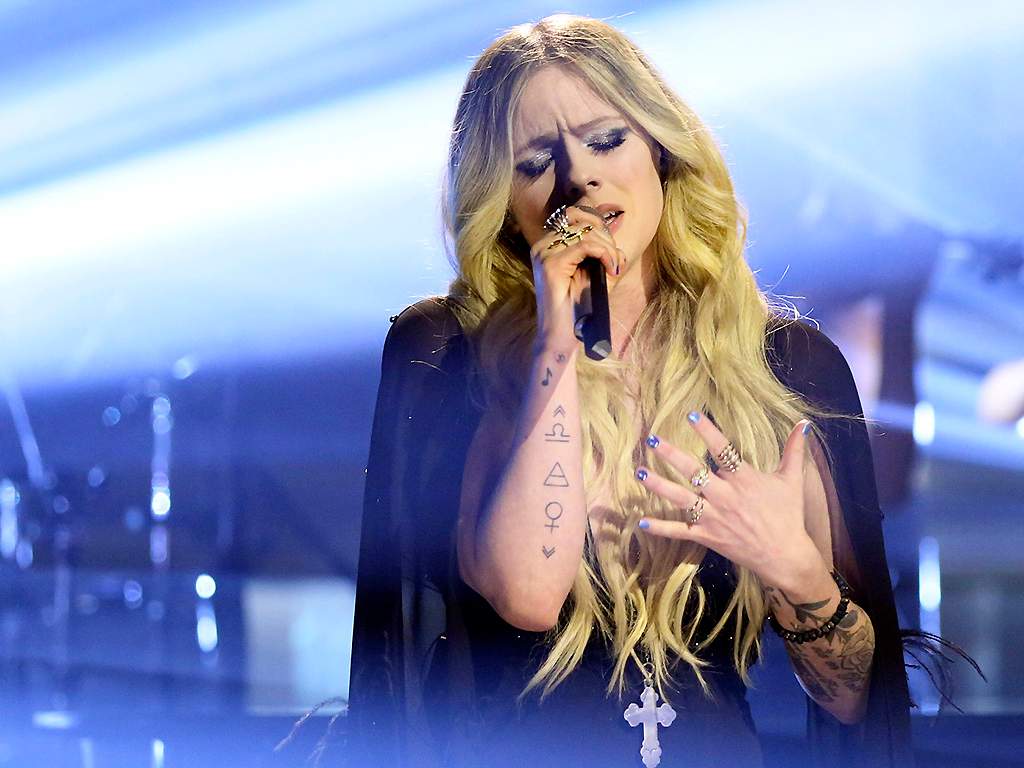 Avril Lavigne performs on February 13, 2019 on 'Jimmy Fallon.'.