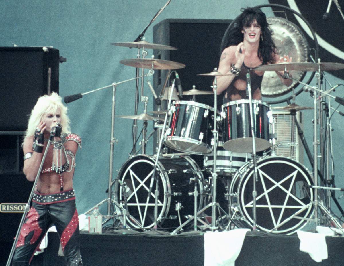 (L-R) Vince Neil and Tommy Lee of Mötley Crüe performing at the U.S. Festival in San Bernadino Calif, 1983.