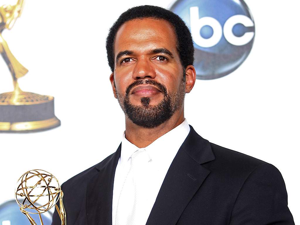 Kristoff St. John poses with his Outstanding Supporting Actor Daytime Emmy on June 20, 2008.