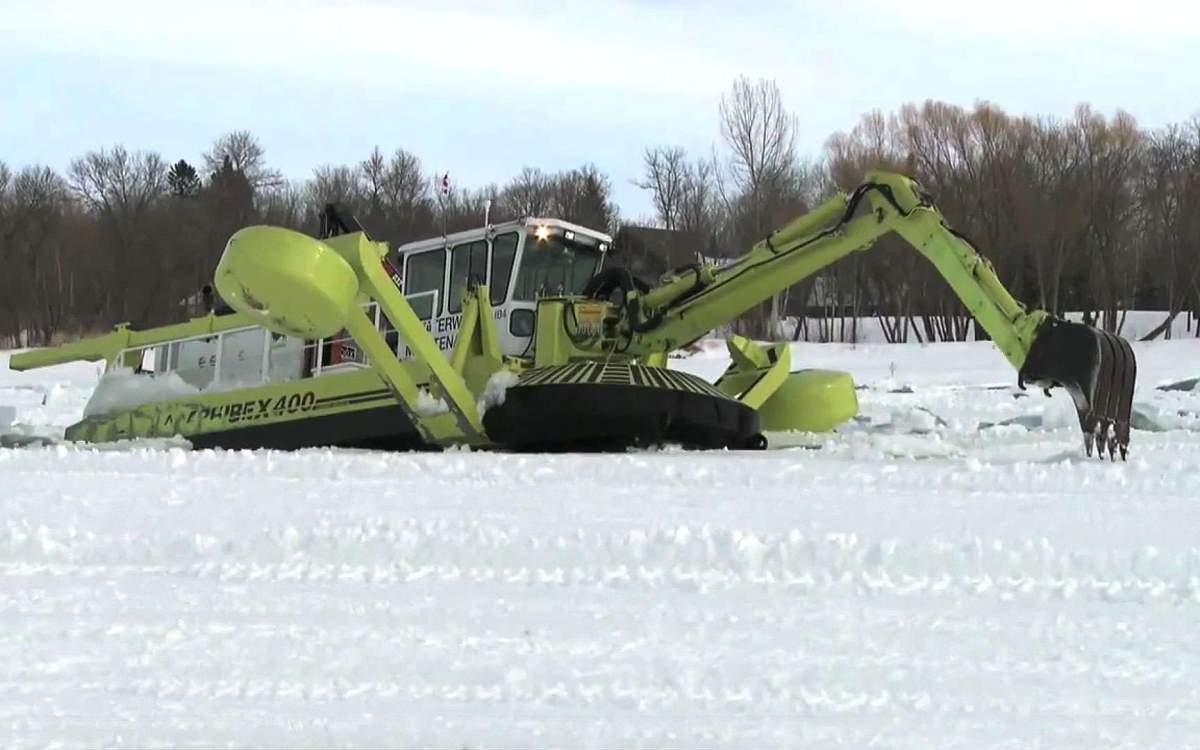 Amphibexes are working on the Red River.