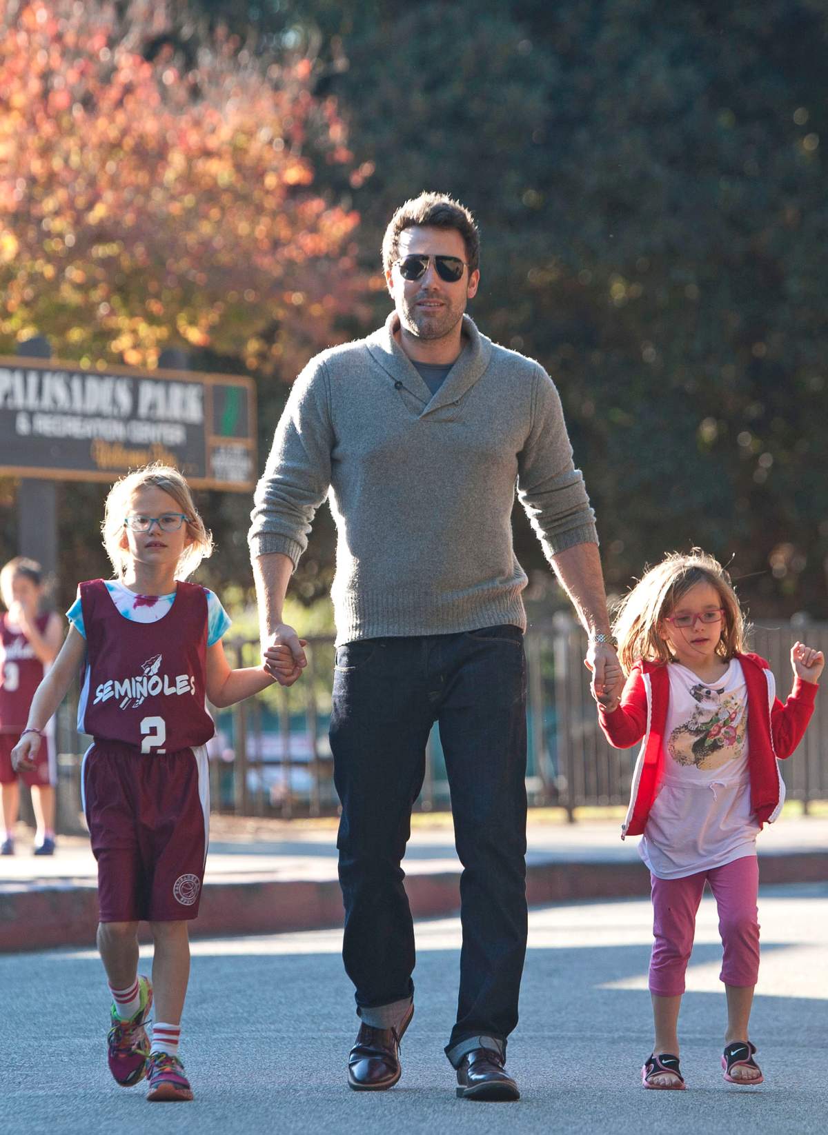 Ben Affleck holds the hands of his daughters, Violet Affleck and Seraphina Affleck, at Pacific Pallisades Park on November 24, 2013 in Los Angeles, California. (Photo by GONZALO/Bauer-Griffin/GC Images)