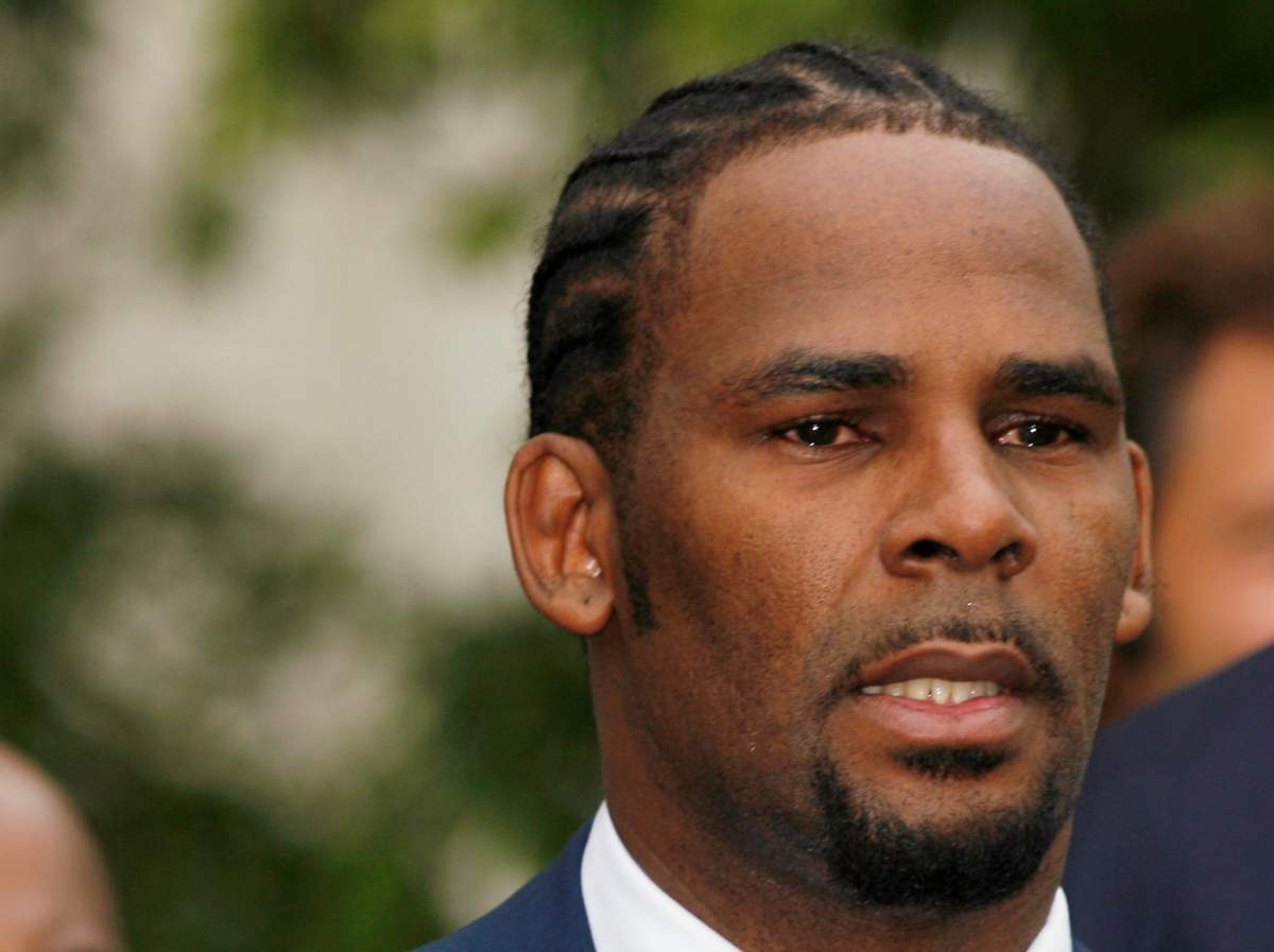 Recording artist R. Kelly leaves the Cook County Criminal Courthouse after being acquitted of child pornography charges in Chicago June 13, 2008.   