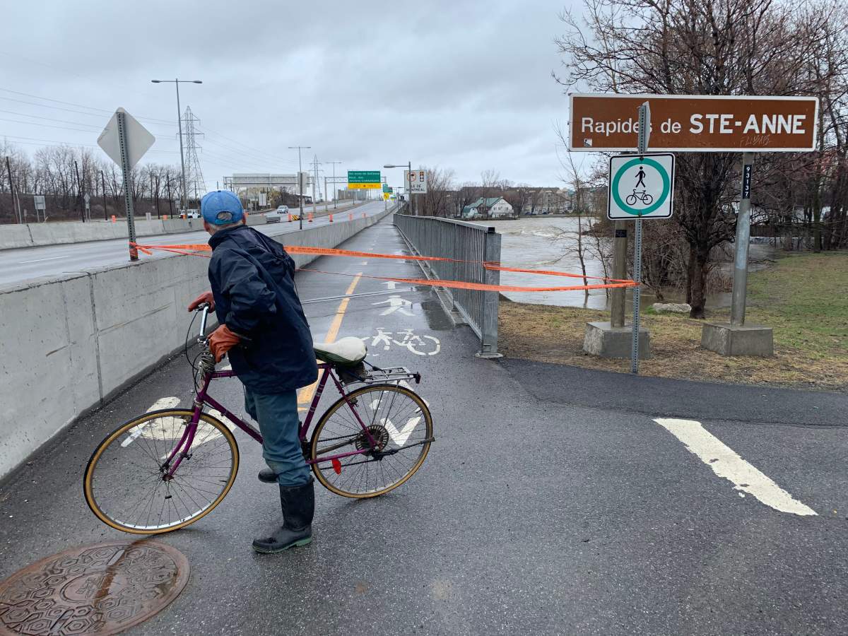 A cyclist surveys the bike path on the closed Galipeault Bridge in Ile-Perrot. Phil Carpenter/Global News\