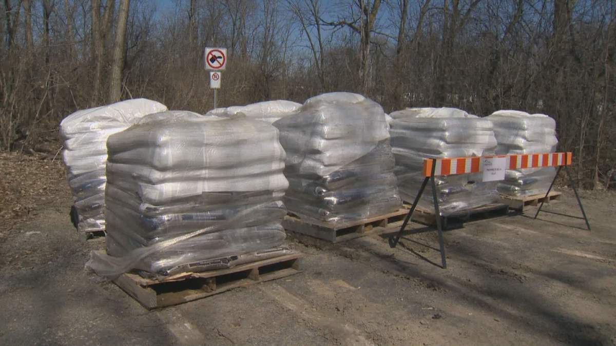 There are not enough sandbags for everyone in L'Île-Bizard, claims the borough mayor.
