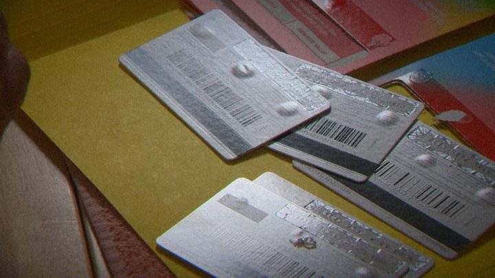 Calgarian scammed into buying $3,000 in gift cards