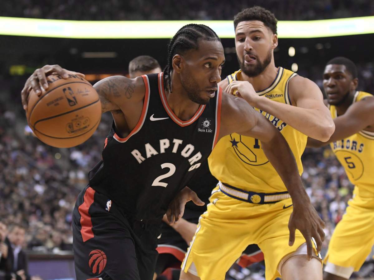 Toronto Raptors forward Kawhi Leonard (2) moves past Golden State Warriors guard Klay Thompson (11) during first half NBA basketball action in Toronto on Thursday Nov. 29, 2018.