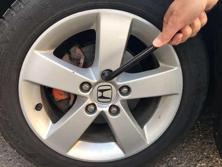 Police in West Kelowna are warning residents to check the tightness of their wheel nuts after the front tire of a car belonging to a Shannon Lake resident fell off while she was driving.
