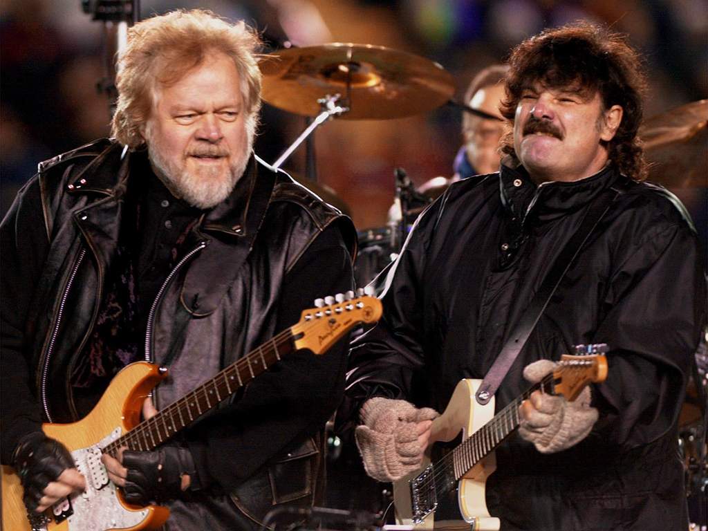 (L-R) Randy Bachman and Burton Cummings of The Guess Who perform during the halftime show at the 88th Grey Cup game in Calgary on Nov. 26, 2000.