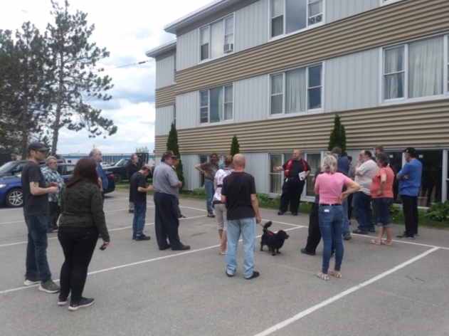 Tenants of the hostel in Miramichi meet with a Canadian Red Cross volunteer to learn more about their emergency lodging options.