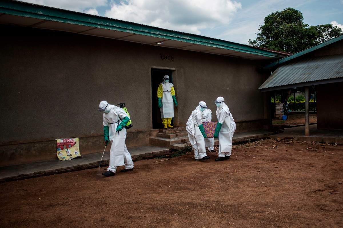Health workers carry out the body of a patient with unconfirmed Ebola virus on August 22, 2018 in Mangina, near Beni, in the North Kivu province.