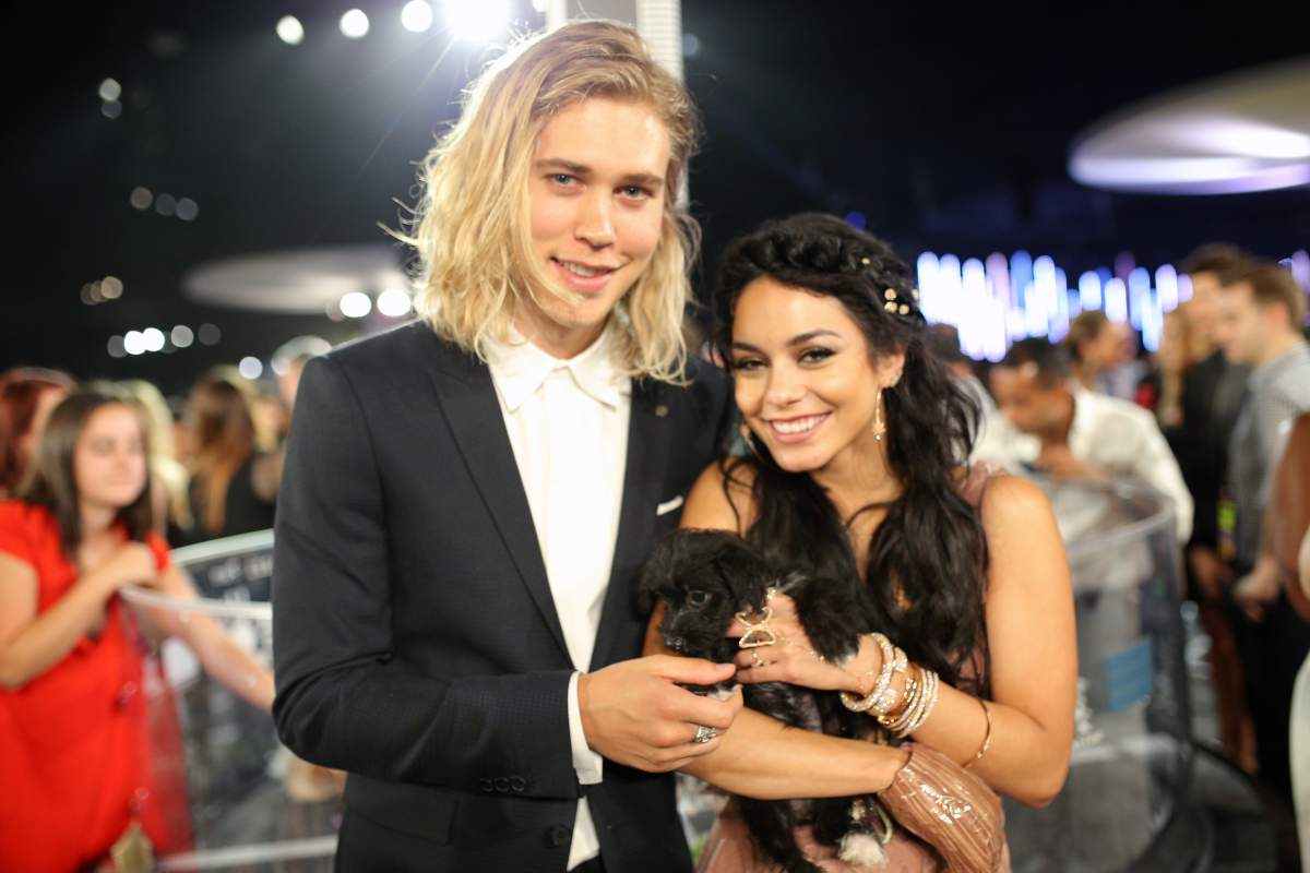 Actors Austin Butler (L) and Vanessa Hudgens pose with adoptable puppies from The Shelter Pet Project during the 2015 MTV Video Music Awards at Microsoft Theater on August 30, 2015 in Los Angeles, California. (Photo by Mike Windle/Getty Images)