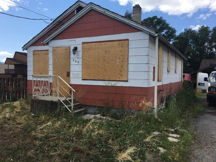 The fire was located behind this boarded-up home.