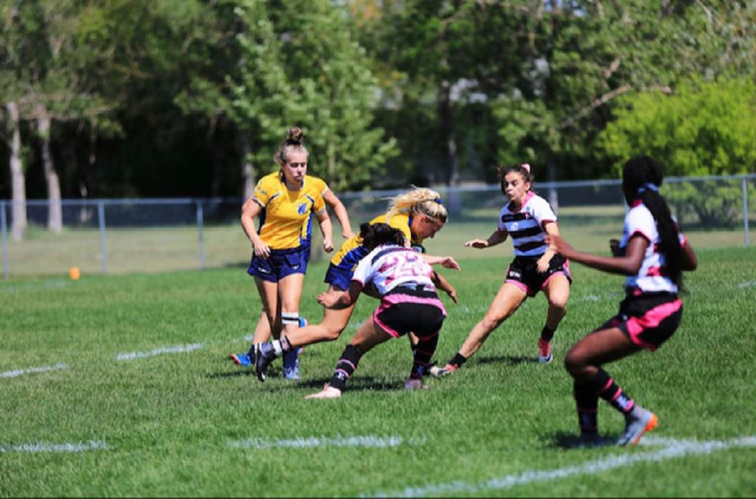 Bea Herrera playing rugby