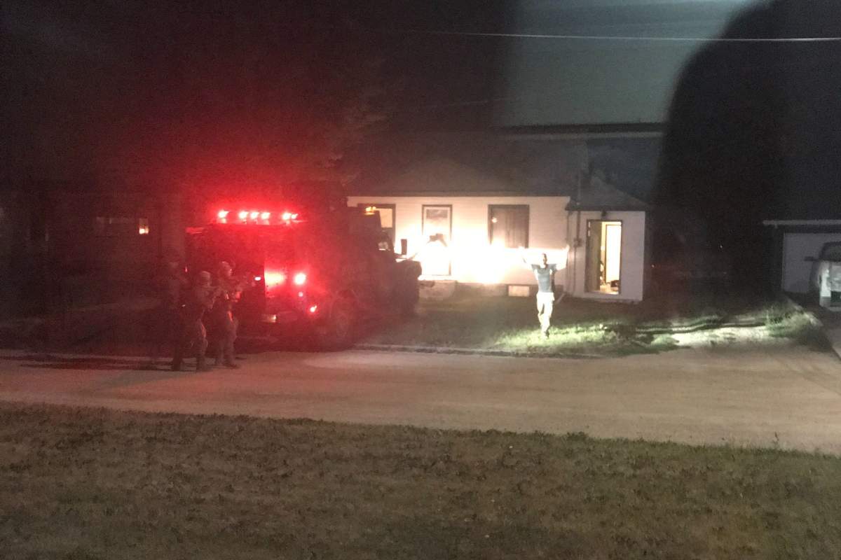 RCMP officers at a home in Beausejour, Manitoba conducting a raid. Sources tell Global News the raid is in connection with the investigation into a Canadian Armed Forces member accused of being involved in a hate group. (Submitted photo)
