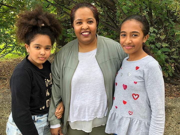 Ten-year-old Ayah Kaed (R) and nine-year-old Ratag Kaed (L)