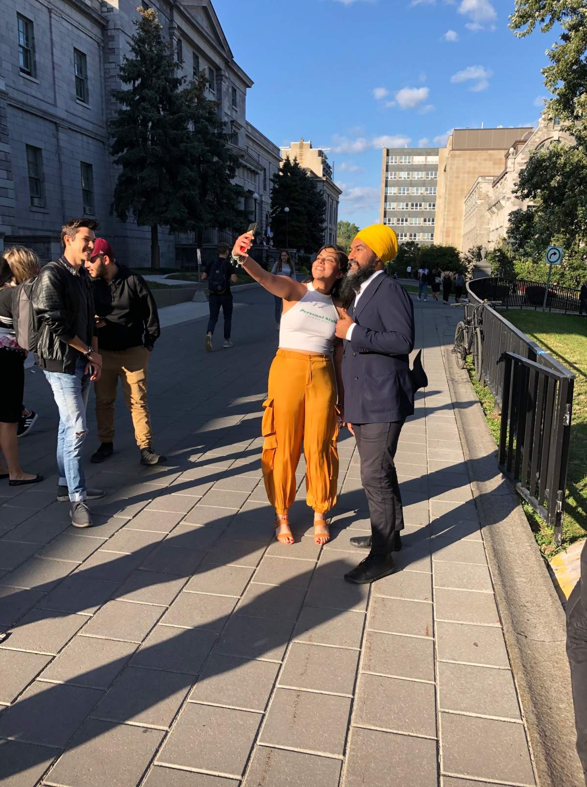 NDP Leader Jagmeet Singh spends time talking to students at Montreal’s McGill University. Abigail Bimman / Global News