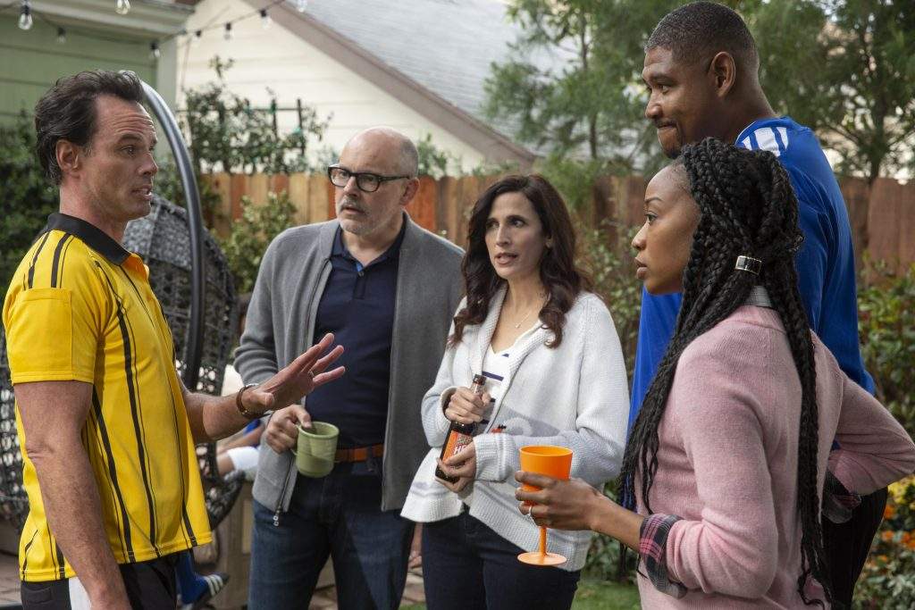 (L-R): Walton Goggins, Rob Corddry, Michaela Watkins, Omar Benson Miller and Maya Lynne Robinson on ‘The Unicorn.’ (Global TV)