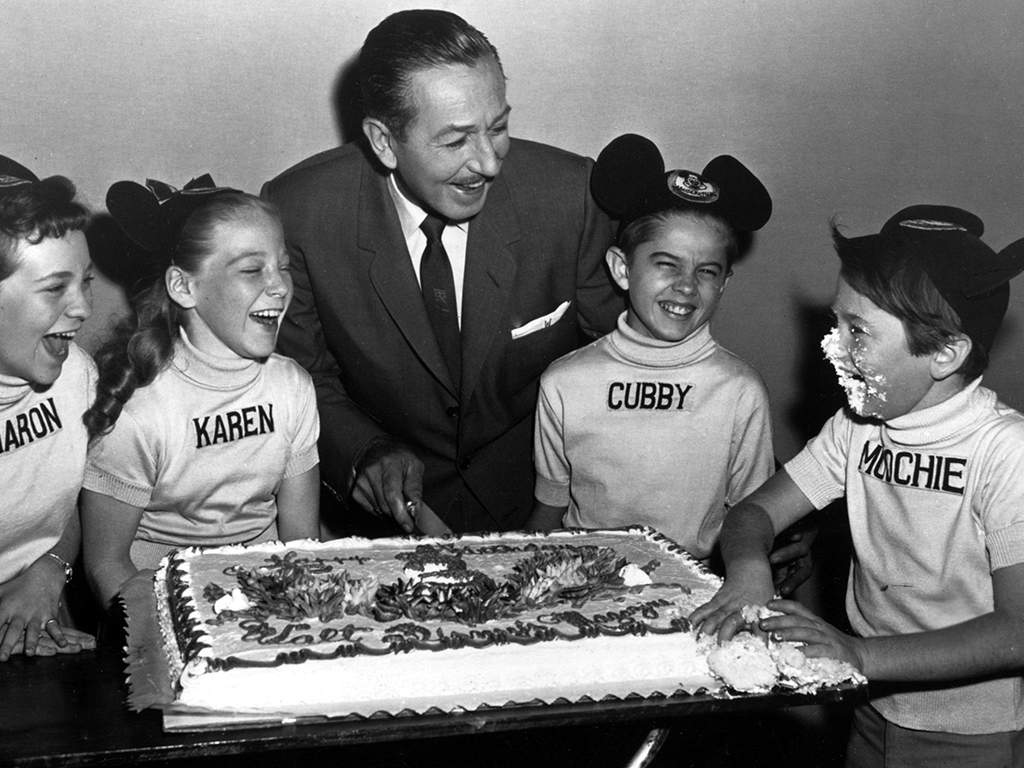 (L-R) Sharon Baird, Karen Pendleton, Walt Disney, Cubby O’Brien, Kevin Corcoran aka Moochie, 1955-59 on ‘The Mickey Mouse Club.’