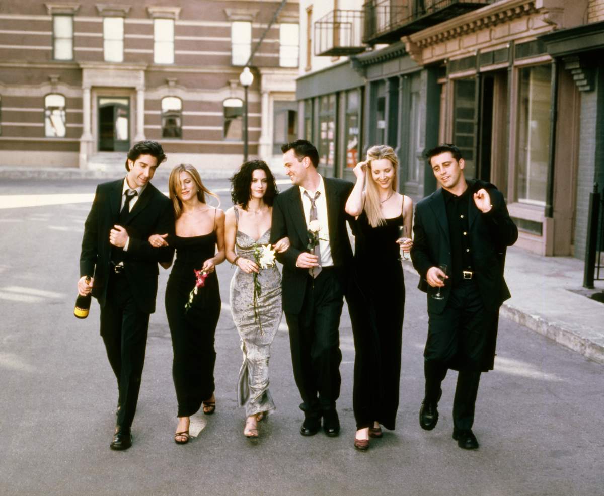 (L-R): David Schwimmer as Ross Geller, Jennifer Aniston as Rachel Green, Courteney Cox as Monica Geller, Matthew Perry as Chandler Bing, Lisa Kudrow as Phoebe Buffay, Matt LeBlanc as Joey Tribbiani.