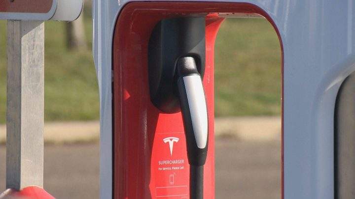 Tesla owner Jeffrey Leach says his long-range Model 3 can fully charge in under 20 minutes.