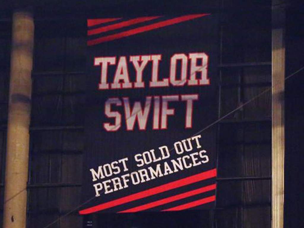 A banner honouring Taylor Swift is seen during the ‘1989’ world tour at Staples Center on Aug. 22, 2015.