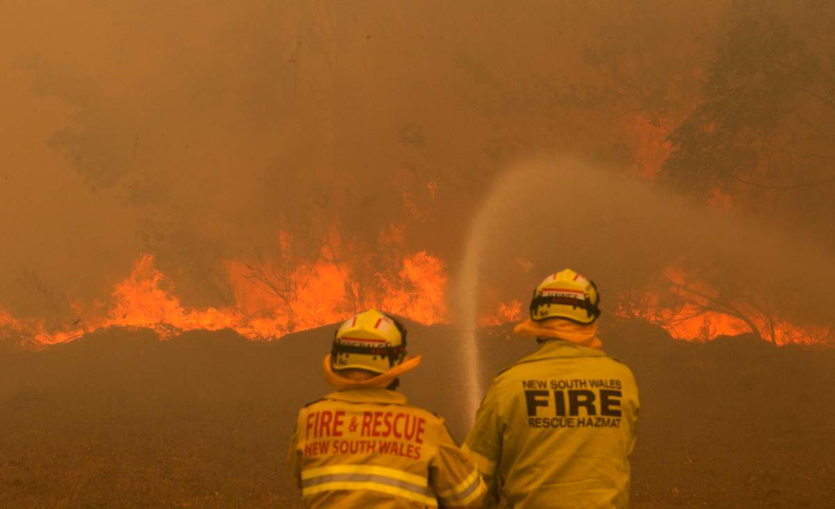 Firefighters work to contain a bushfire along Old Bar road in Old Bar, New South Wales, Australia, 09 Nov. 2019. (EPA/DARREN PATEMAN AUSTRALIA AND NEW ZEALAND OUT)