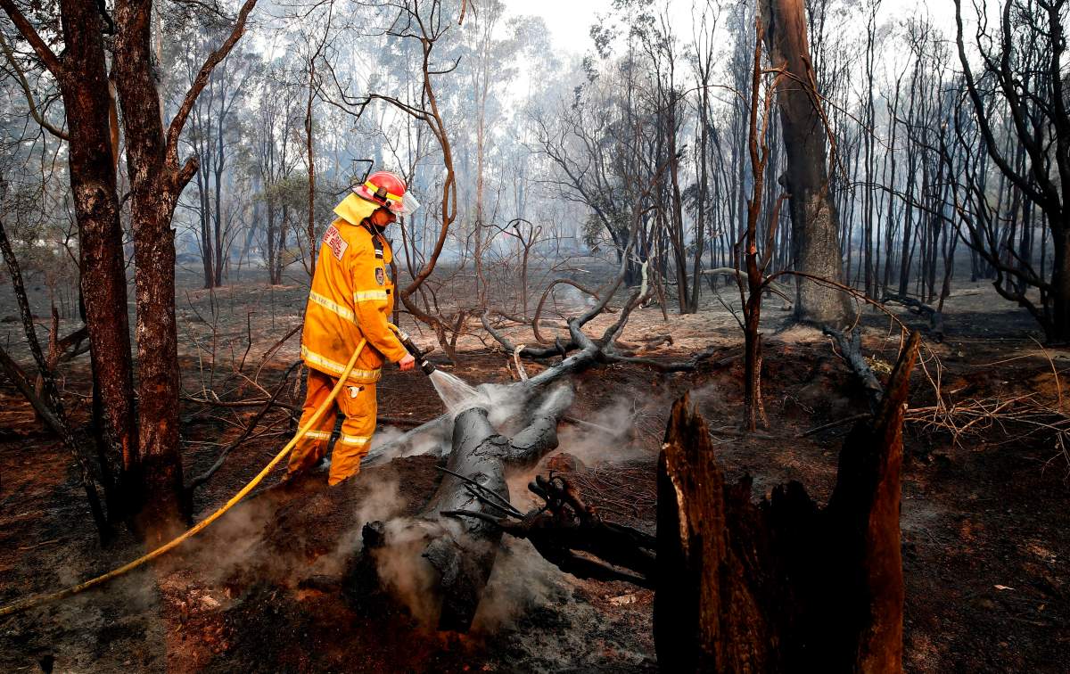 A firefighter works to contain a bushfire near Taree, New South Wales, Australia, 10 Nov. 2019. (EPA/DARREN PATEMAN AUSTRALIA AND NEW ZEALAND OUT)