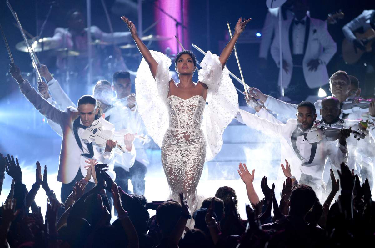 Toni Braxton performed ‘Un-Break My Heart’ at the American Music Awards.
