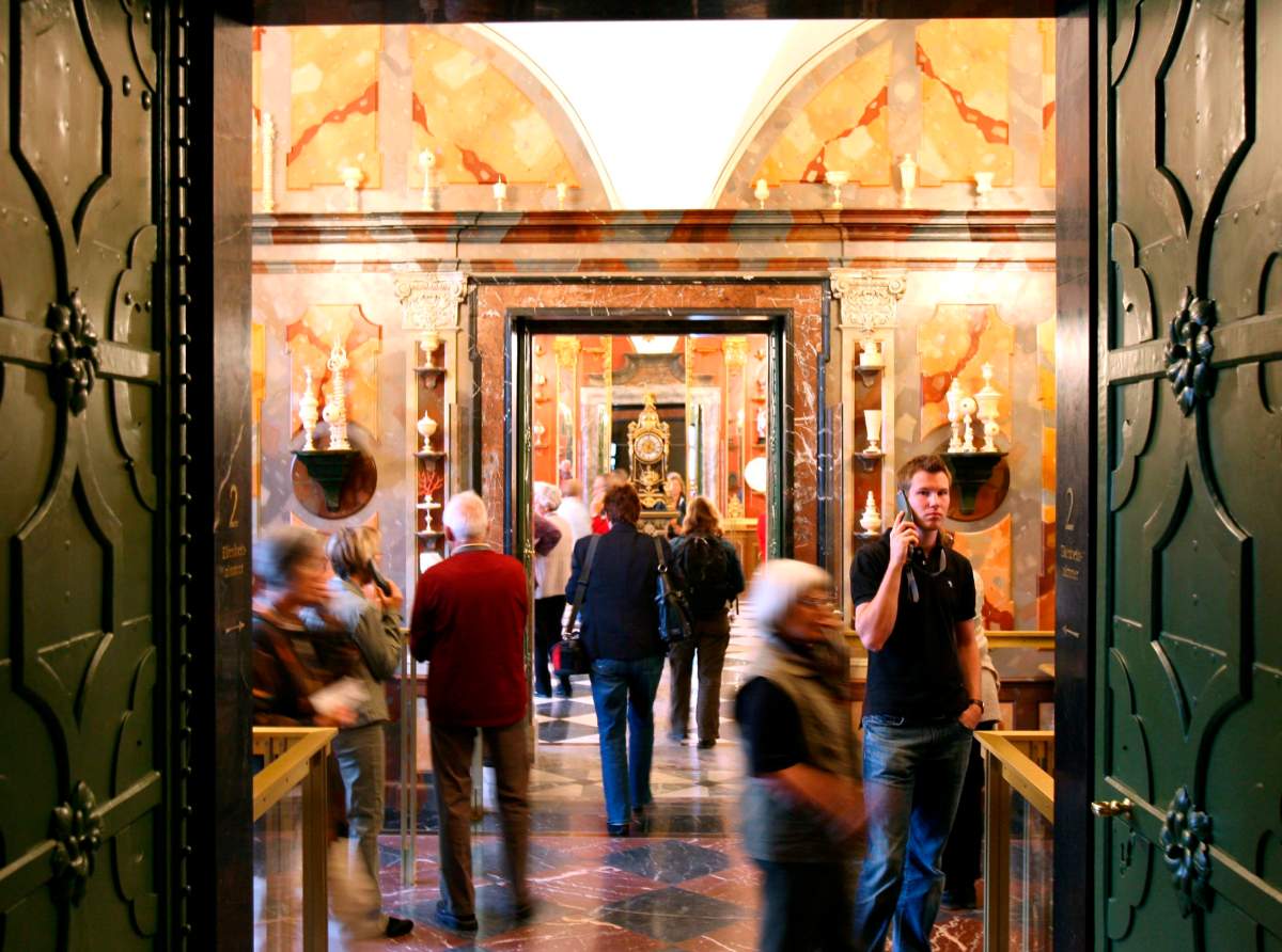 Visitors tour the historical Green Vault (Gruenes Gewoelbe) of the Dresden castle, Germany, 13 September 2007. (EPA/RALF HIRSCHBERGER GERMANY OUT)