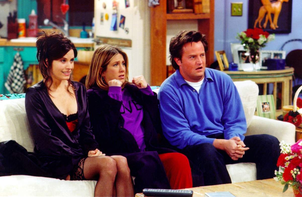 Actors Courteney Cox Arquette (L), Jennifer Aniston (C) and Matthew Perry are shown in a scene from the NBC series 'Friends.'.
