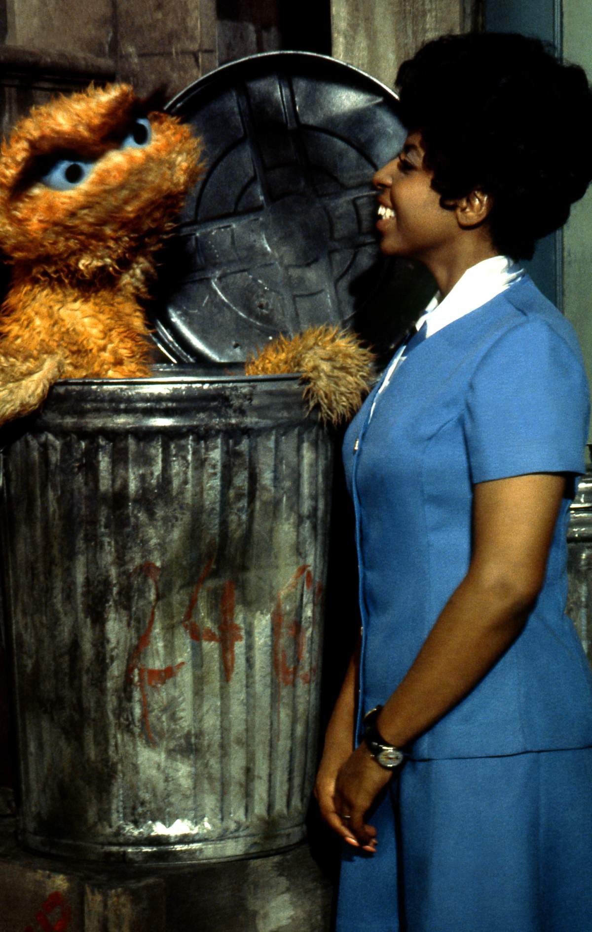 Muppet Oscar the Grouch and actress Loretta Long as the character Susan Robinson during the filming of an episode of ‘Sesame Street’ in 1970. (Photo by David Attie/Getty Images)