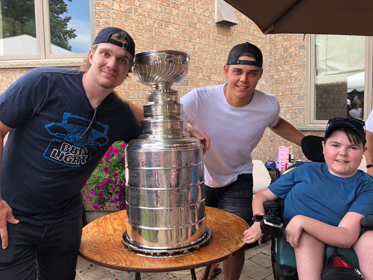 Robert Thomas sharing his Stanley Cup victory with Owen McGonigal. Also pictured is Nicolas Mattinen.