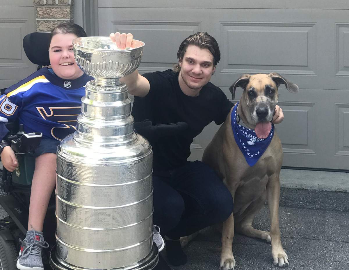 A Stanley Cup visit from Robert Thomas, posing with Owen and the family dog Taylor