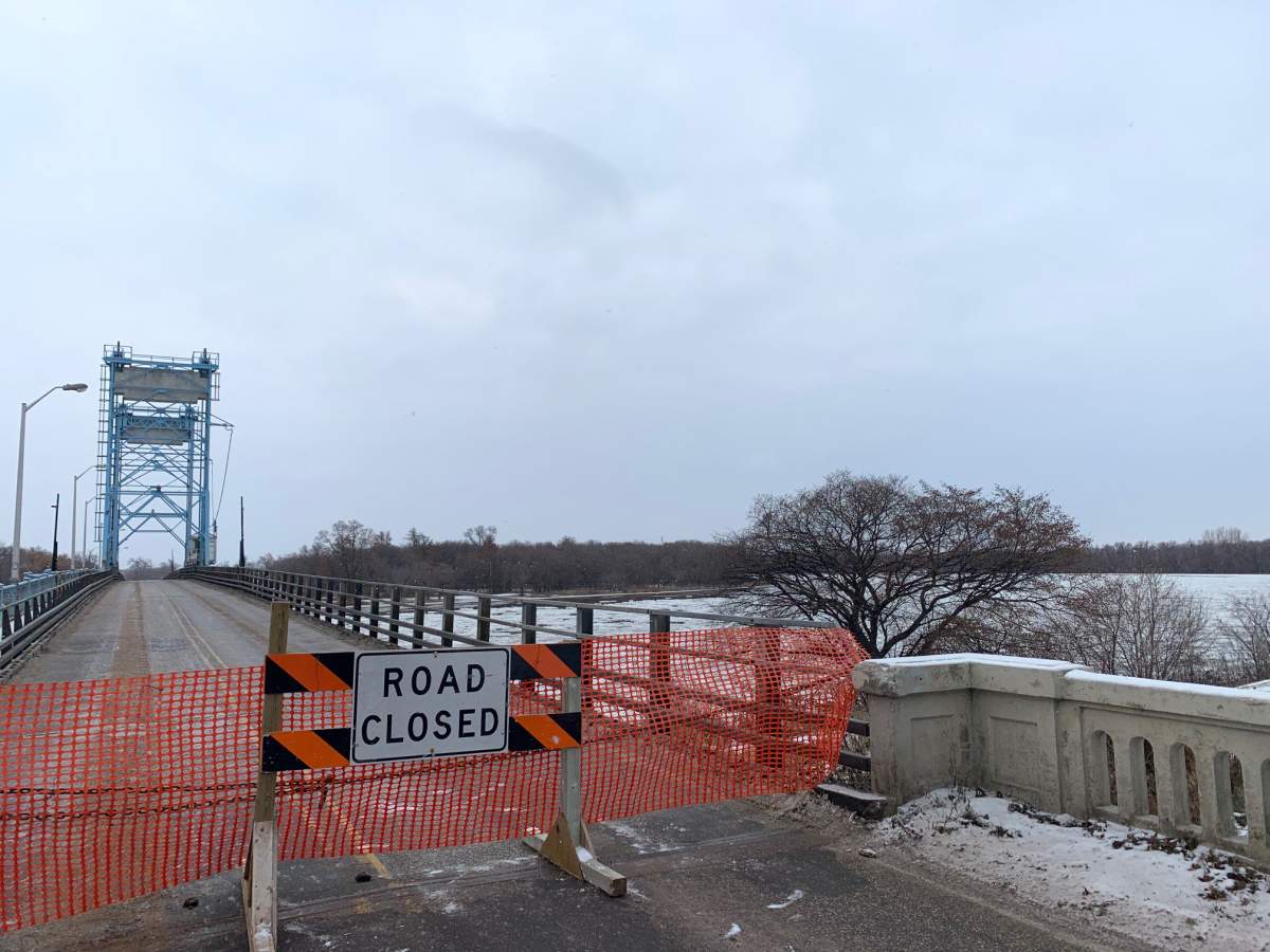 Selkirk Bridge closed.