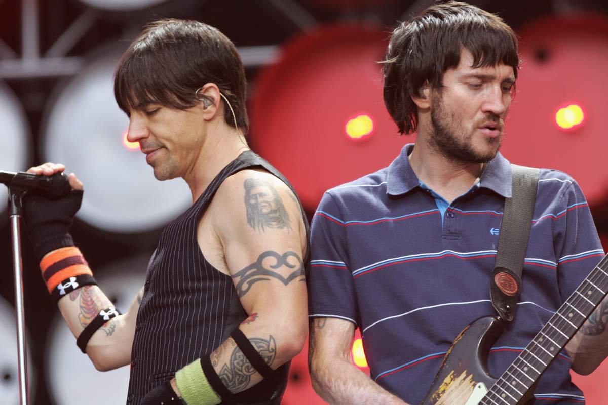 Anthony Kiedis and John Frusciante of the Red Hot Chilli Peppers performs on stage during the Live Earth concert at Wembley Stadium on July 7, 2007 in London, England.