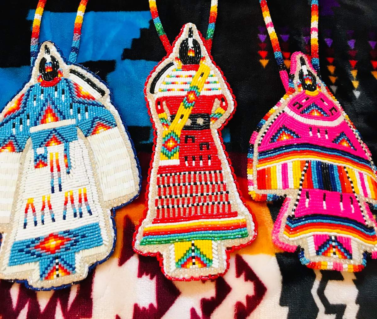 Manitoba artist inundated with orders for handmade necklace worn by Whoopi Goldberg - image